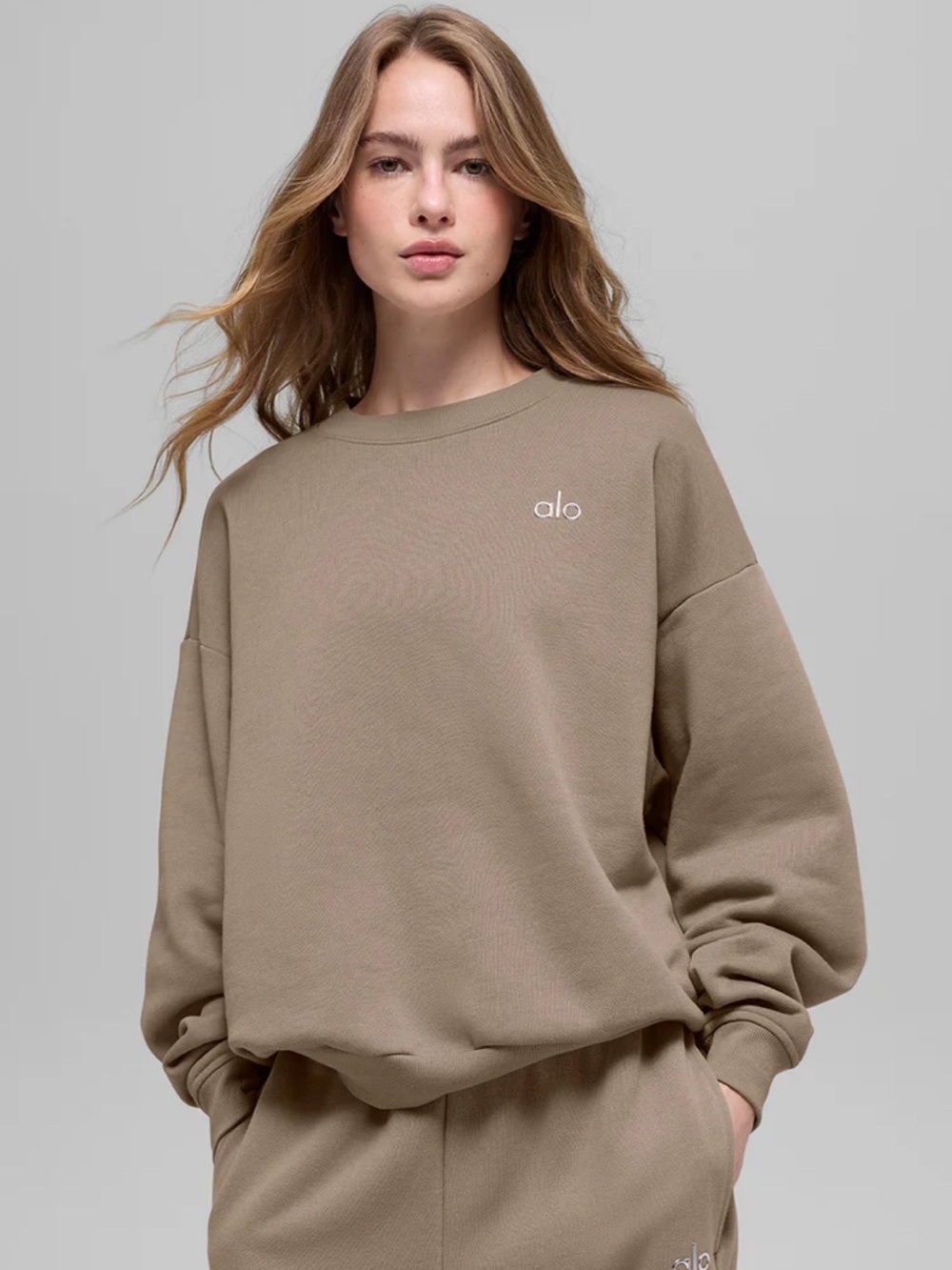 Alo Yoga Accolade Crew Neck Pullover Sweatshirt In Gravel Tan